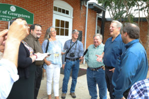 The Georgetown press scoop enjoyed a rare and exclusive chat with the Vice President after his tour of the city. L-R: Beth Wade (Community Impact), Matt Loeschman (Wilco Sun), Ann Marie Ludlow (Advocate) Keith Hutchinson (City of Georgetown), Mayor Dale Ross, VP Al Gore; and Chris Foster, Georgetown manager of resource planning and integration.